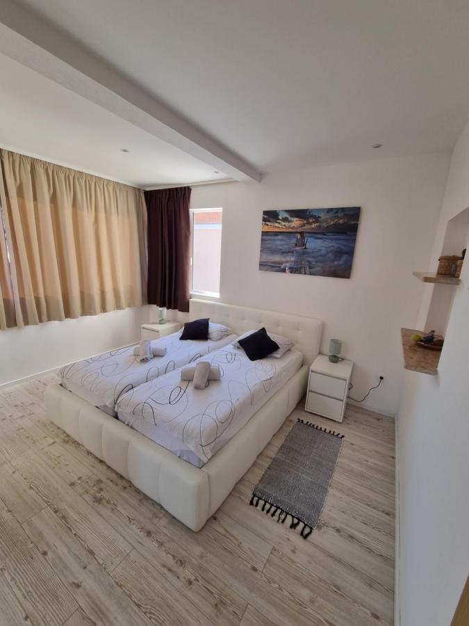 Bruno'S Poolside Apartments - Near Beach Trogir Zewnętrze zdjęcie