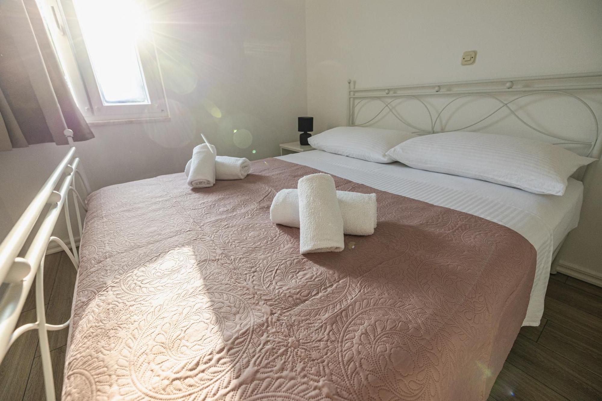 Bruno'S Poolside Apartments - Near Beach Trogir Zewnętrze zdjęcie